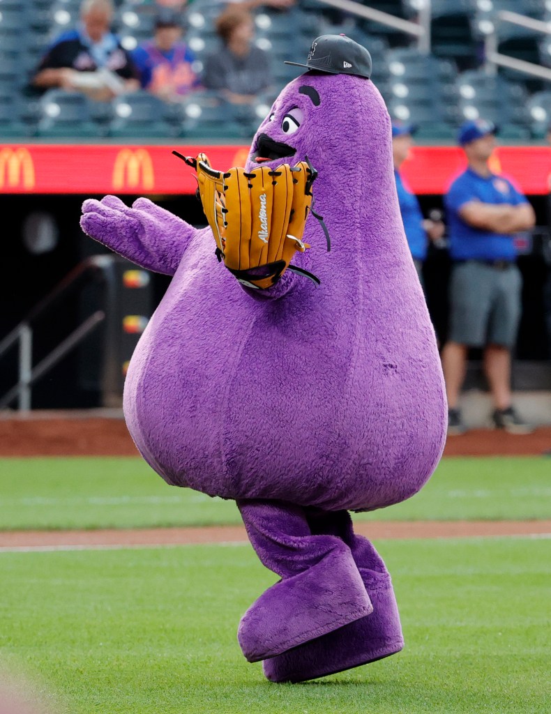 Grimace got to throw out the first pitch at Citi Field