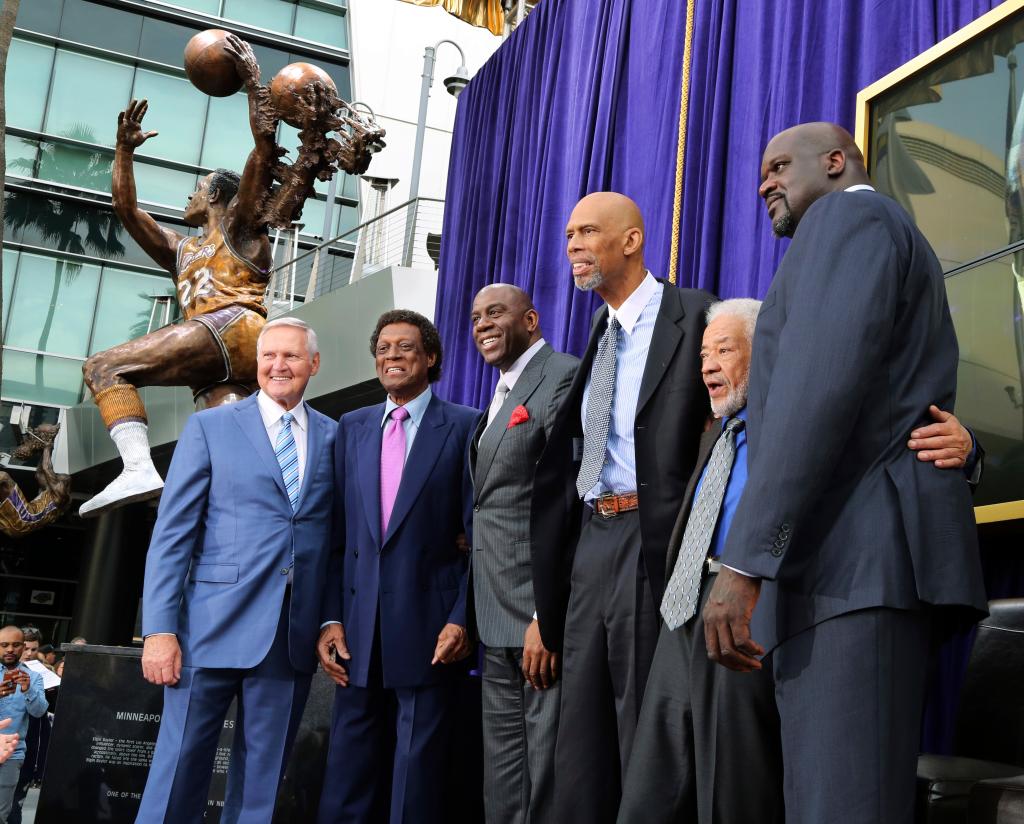 Jerry West, Elgin Baylor, Magic Johnson, Kareem Abdul-Jabbar, Bill Withers and Shaquille O'Neal posing with Elgin Baylor's statue at the Staples Center in Los Angeles.