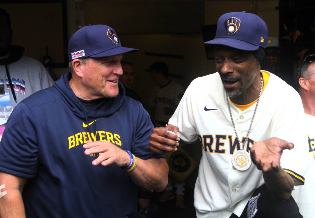 Snoop Dogg (r.) with Brewers manager Pat Murphy (l.) before Saturday's game.