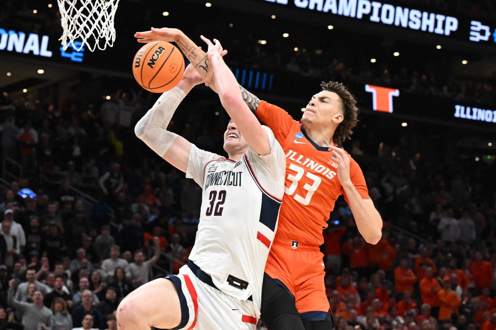 Coleman Hawkins defends Donovan Clingan during the Elite Eight.