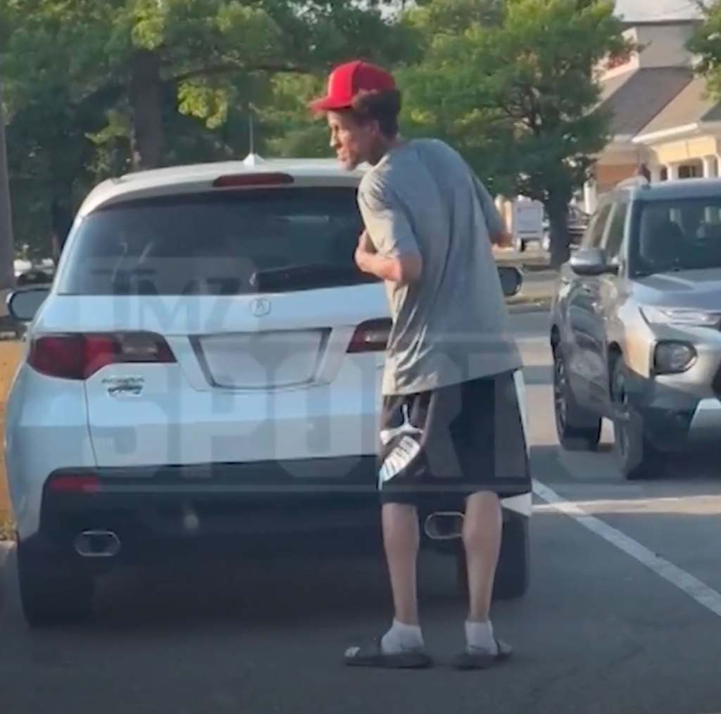 Delonte West has resurfaced following his most recent arrest ... appearing completely strung out while walking through a parking lot in Virginia