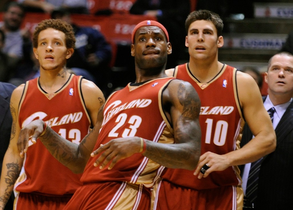 Delonte West (l.) with LeBron James (c.) on the Cavaliers in 2008.