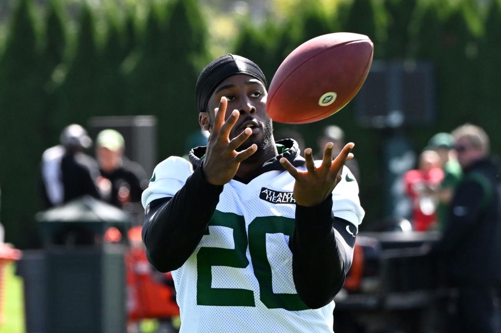 Jets running back Breece Hall (20) practices in Florham Park, NJ. 