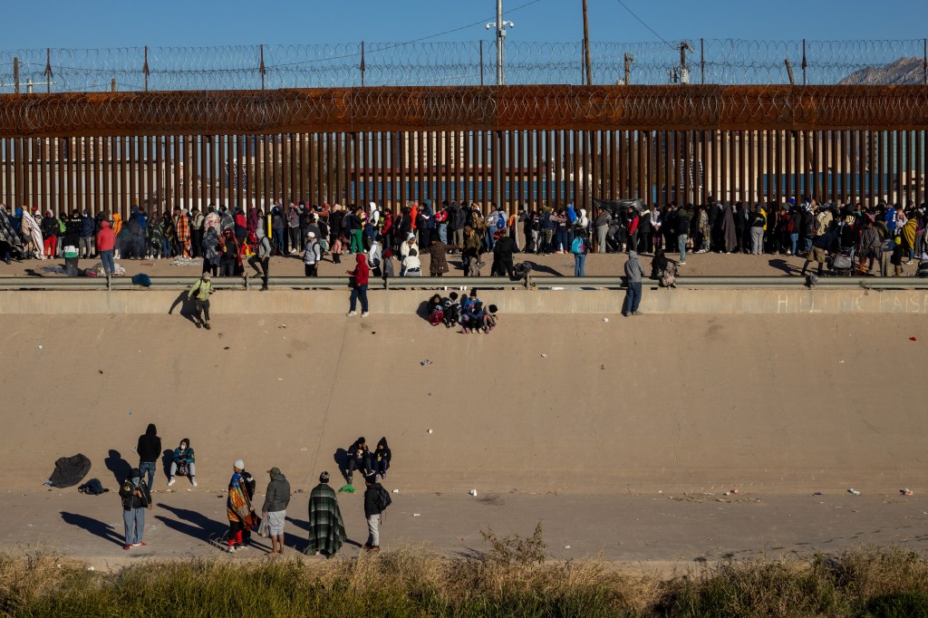 Hundreds of migrants wait in front of the wall to be able to turn themselves in to the border patrol in American territory, to request humanitarian asylum.