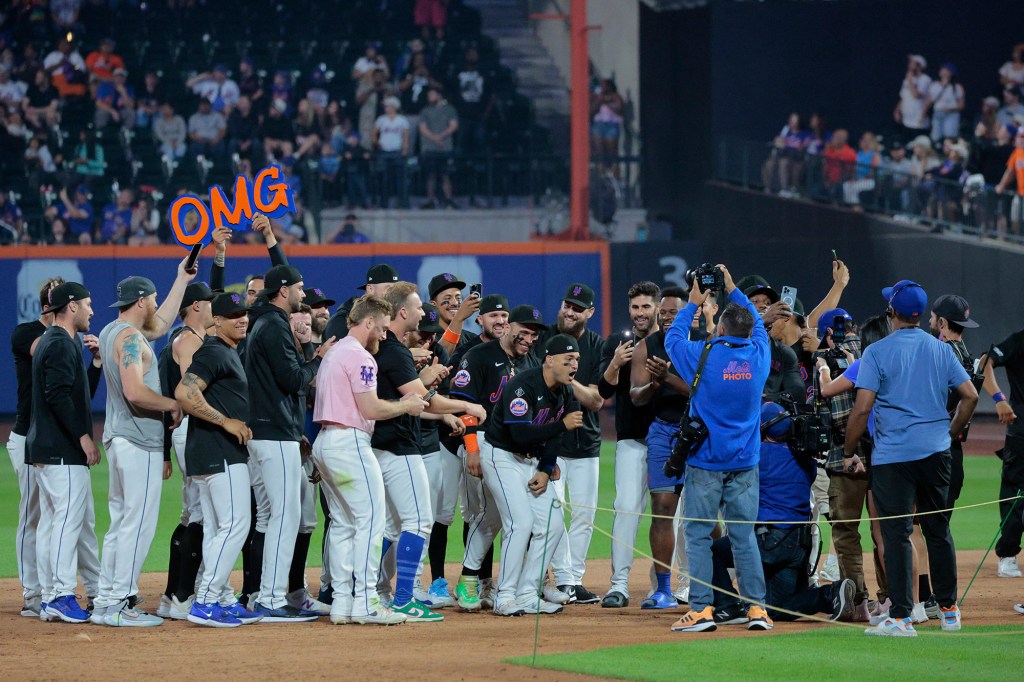 All of the Mets gathered on the field after Jose Iglesias started performing.
