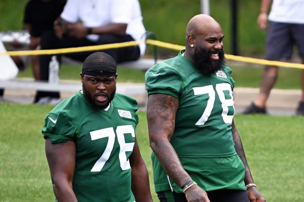 Jets offensive tackle Morgan Moses (78) and guard John Simpson (76) practicing during minicamp in Florham Park, NJ