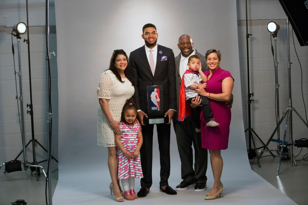 Karl-Anthony Towns posing for a family portrait before announcement of his NBA Rookie of the Year Award