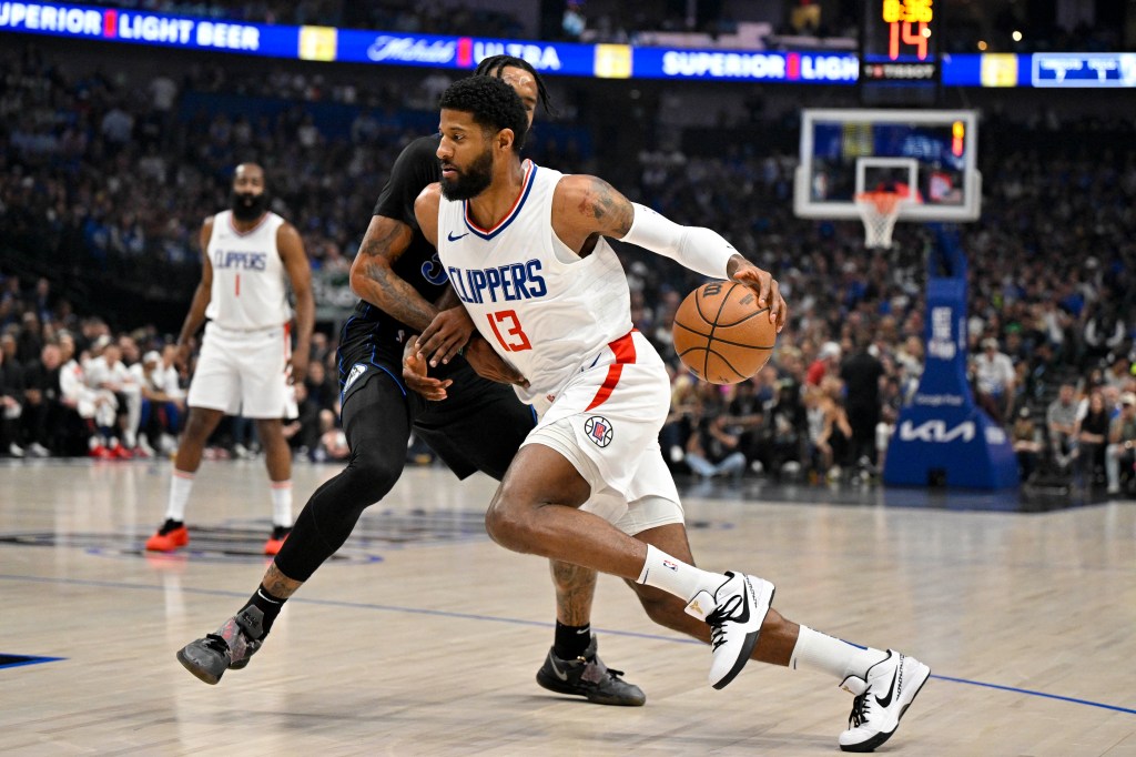 Clippers forward Paul George (13) drives to the basket against the Dallas Mavericks