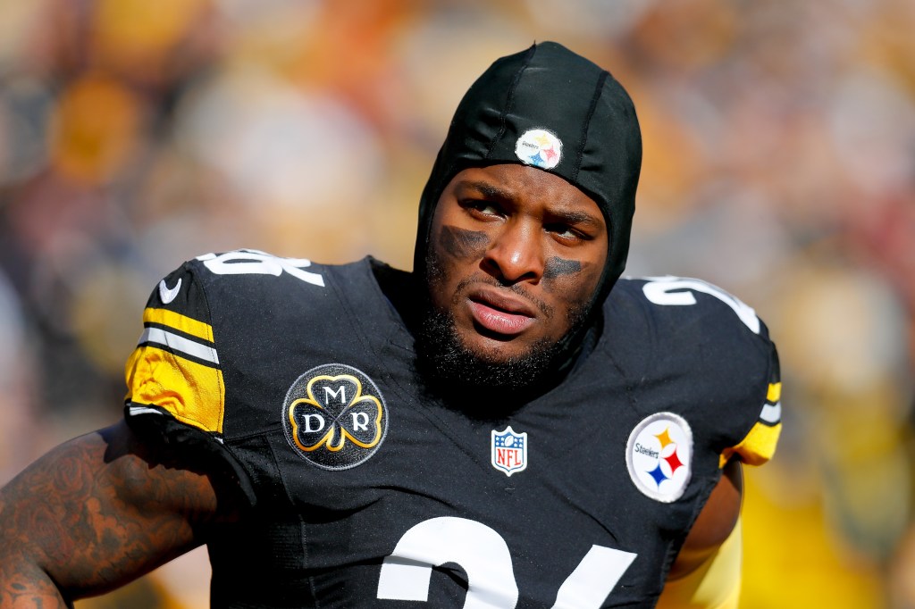 Le'Veon Bell looks on from the Steelers' sideline in January 2018.