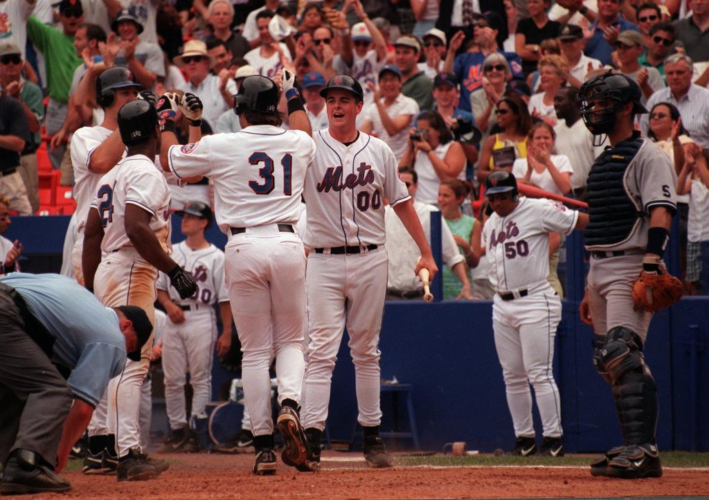 7.10.99 - METS VS. YANKEES : METS JUBILATION AFTER FRANCO'S HIT THAT WON THE GAME