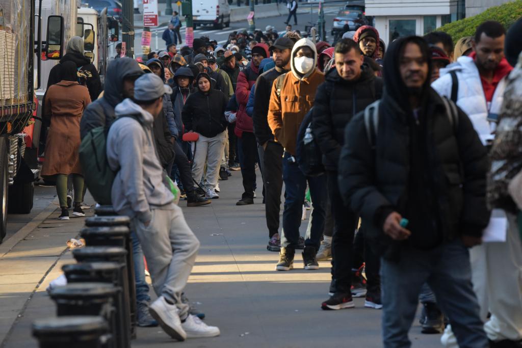 Migrants line up at 26 Fedeal Plaza. 