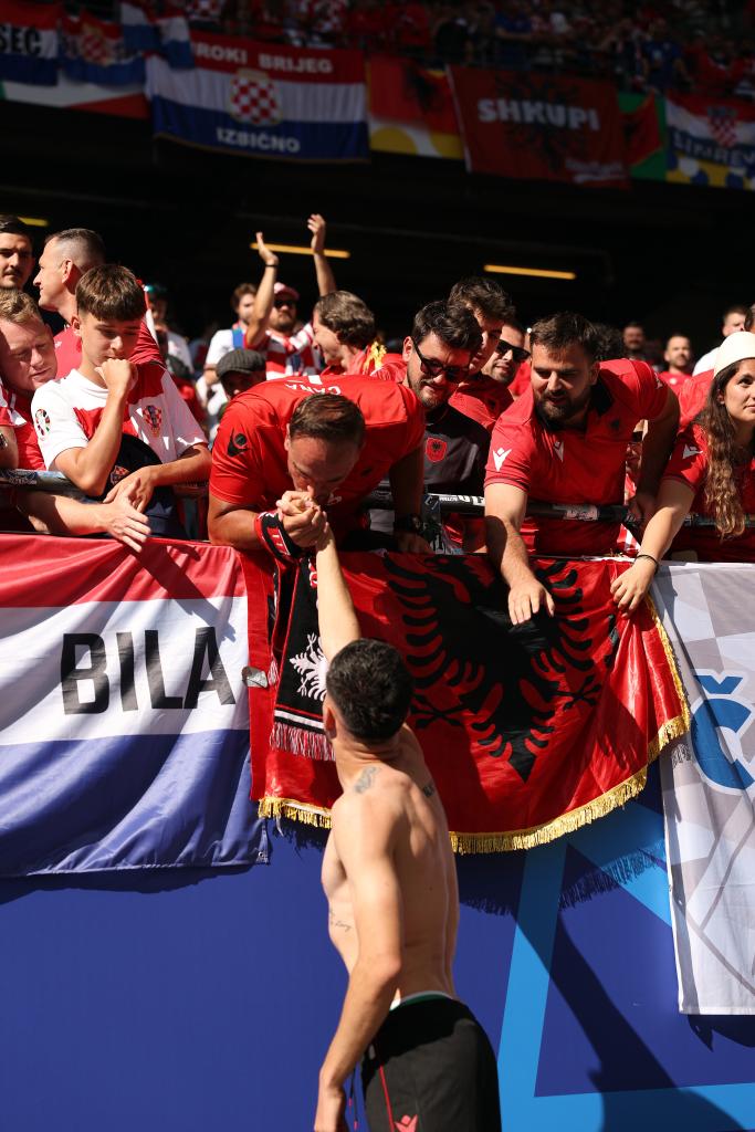 Daku giving his shirt to a fan after the match against Croatia on June 19, 2024.