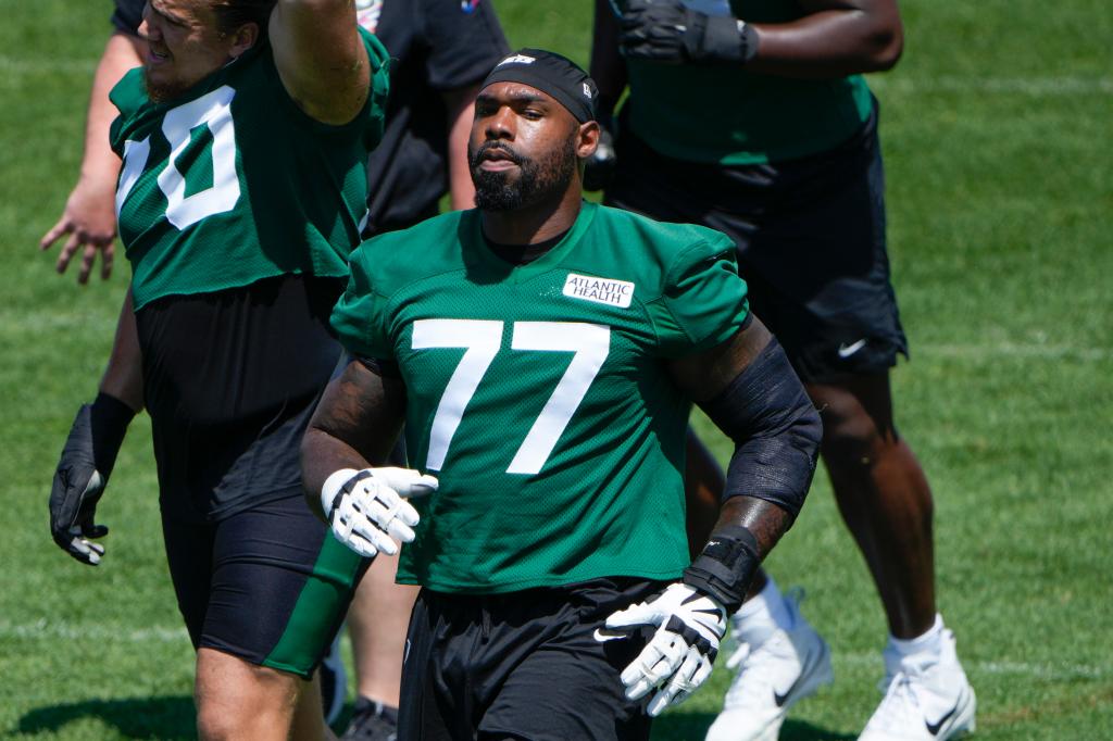 New York Jets' Tyron Smith warming up during a football practice at the team's training facility in Florham Park, N.J.
