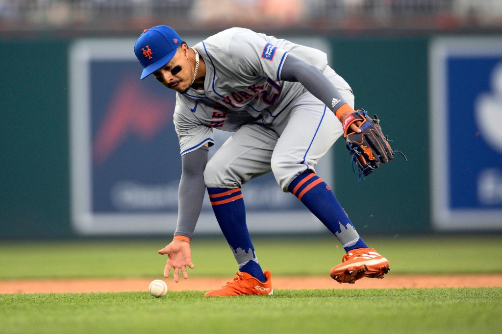 New York Mets third baseman Mark Vientos fielding a grounder during a baseball match against the Washington Nationals