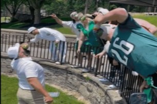 Jason Kelce chugs booze with Eagles fans during charity golf event