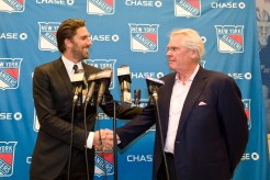 Glen Sather (r.) with Henrik Lundqvist (l.) in 2013.