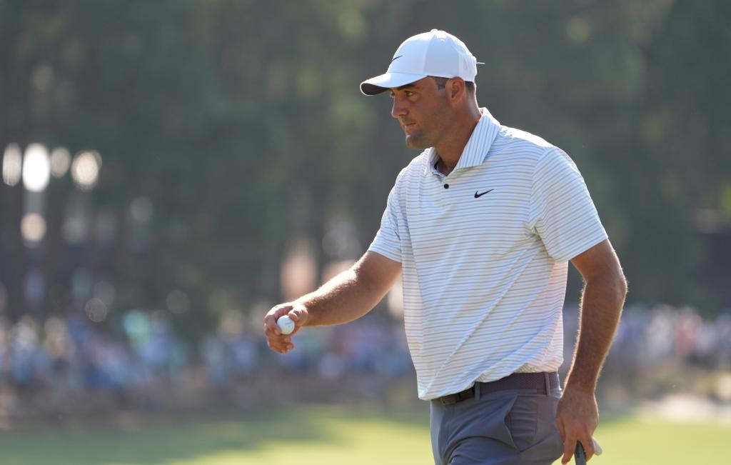 Scottie Scheffler on the green at Pinehurst No. 2.