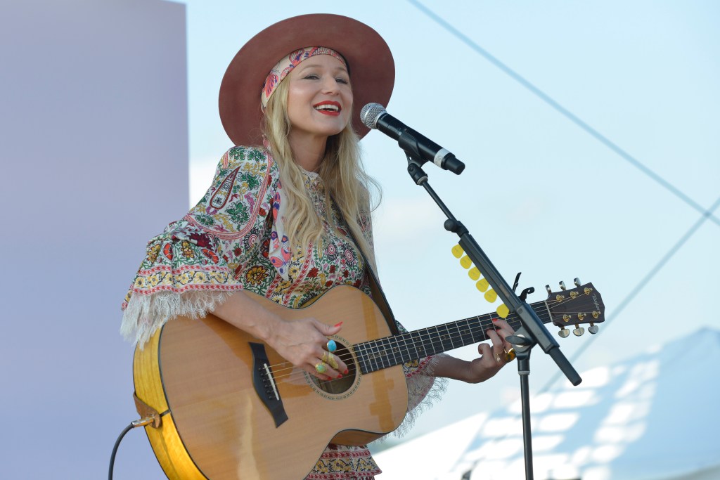 Jewel performing at The Wellness Experience