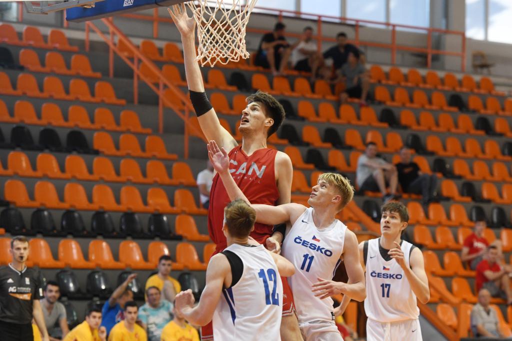 17-year-old Olivier Rioux, the tallest teenager in the world at 231 centimeters (7'3), participating in a basketball tournament with his teammates