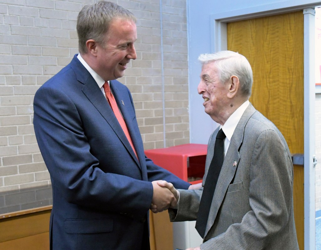 Mike Cragg (l.) with Lou Carnesecca (r.) in 2018.