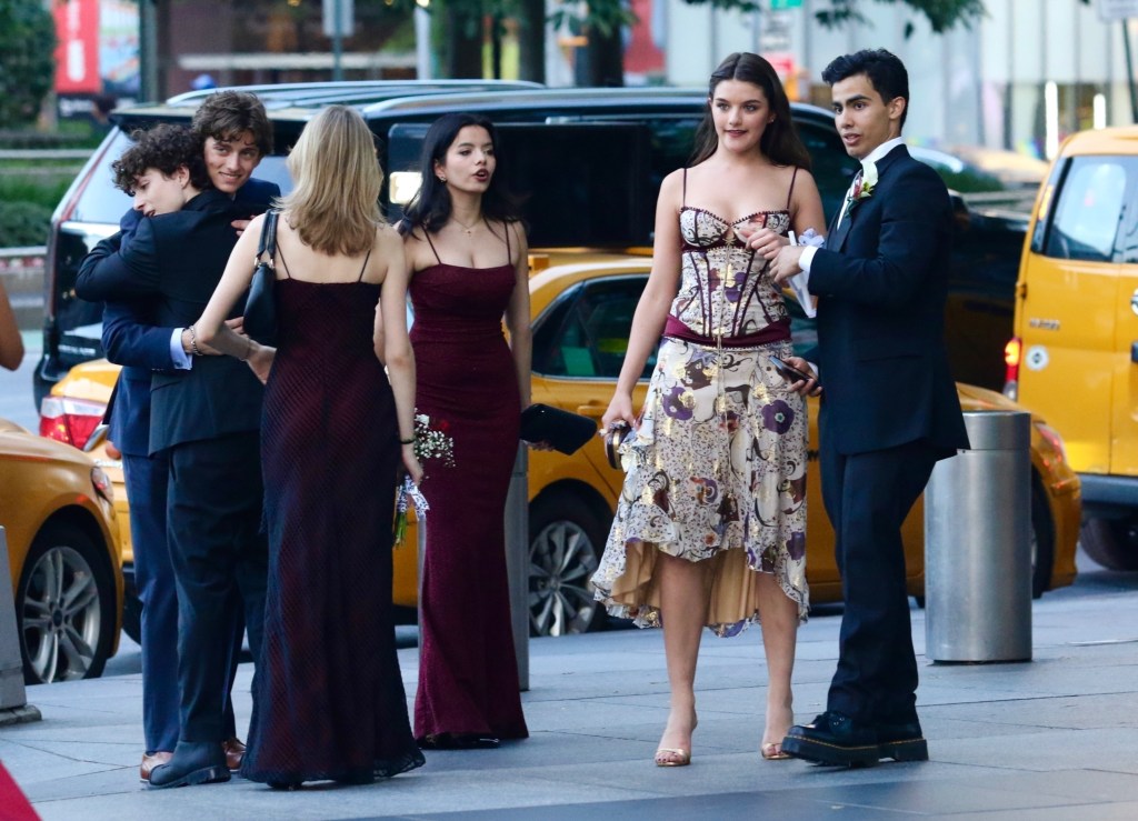 Suri Cruise with her friends before prom