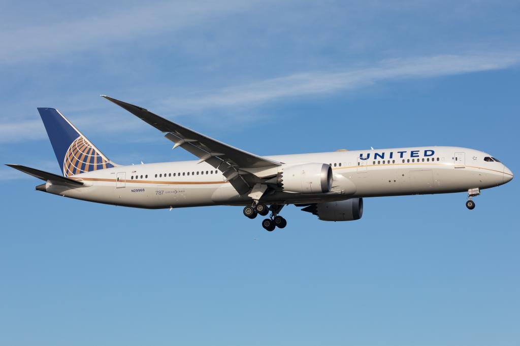 A United Airlines Boeing 787 landing at London Heathrow Airport, Hounslow, United Kingdom Wednesday 14th December 2022. 