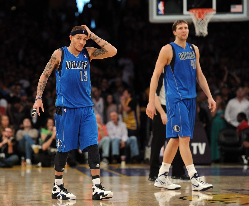 Delonte West (l.) with Dirk Nowitzki (r.) during a Mavericks game in 2012.