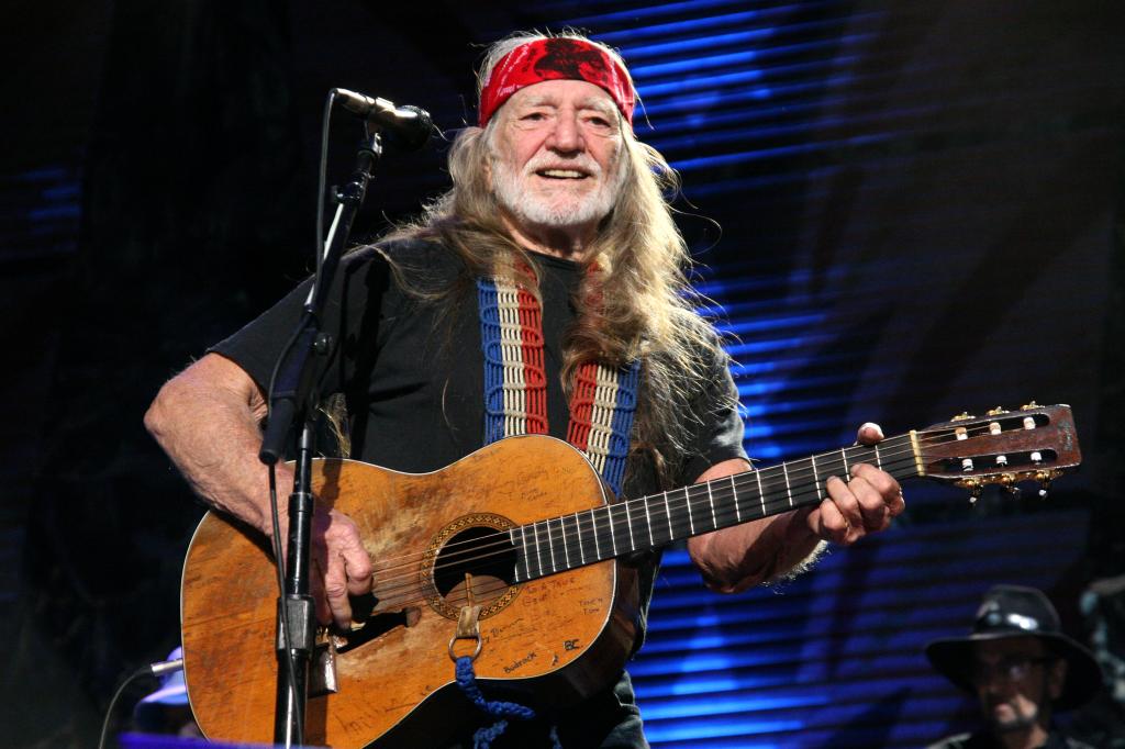Country music legend Willie Nelson returned to the stage on Thursday to a thunderous standing ovation after briefly stepping away due to health concerns.