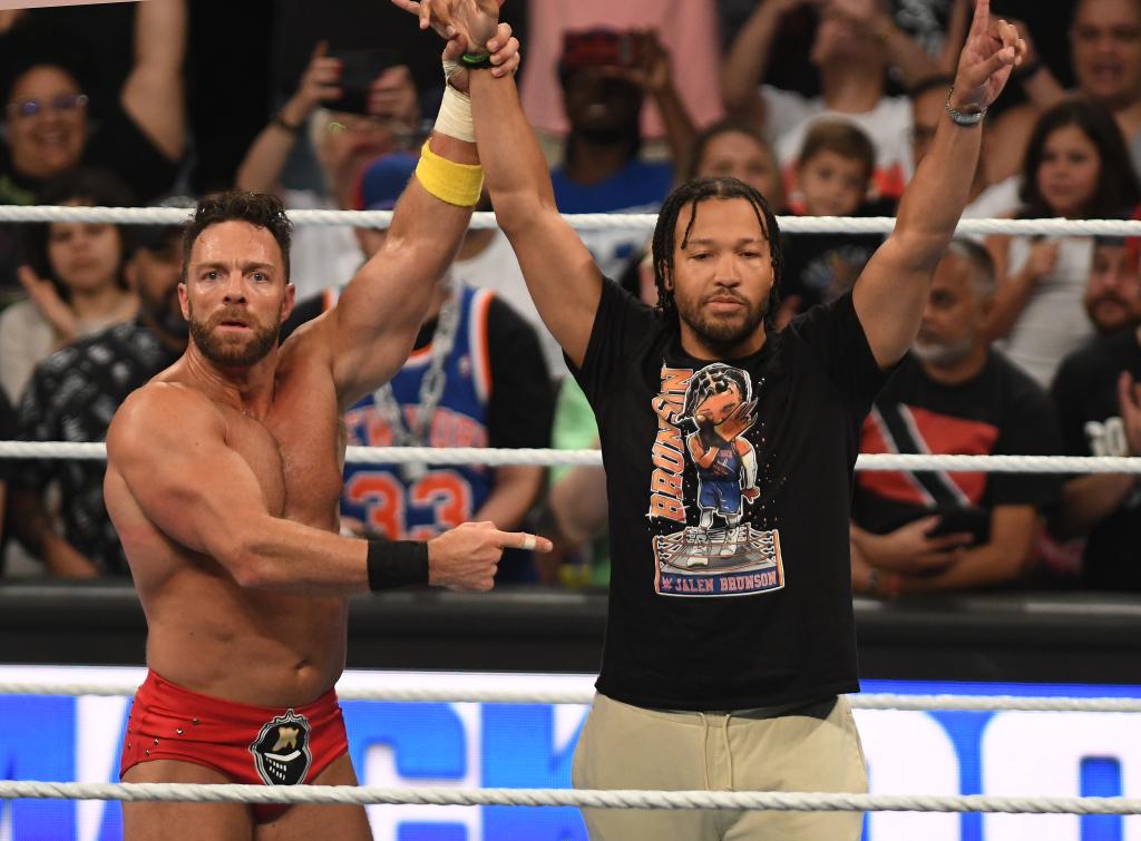 Jalen Brunson (r.) with LA Knight (l.) during WWE "SmackDown" at MSG on June 28, 2024.