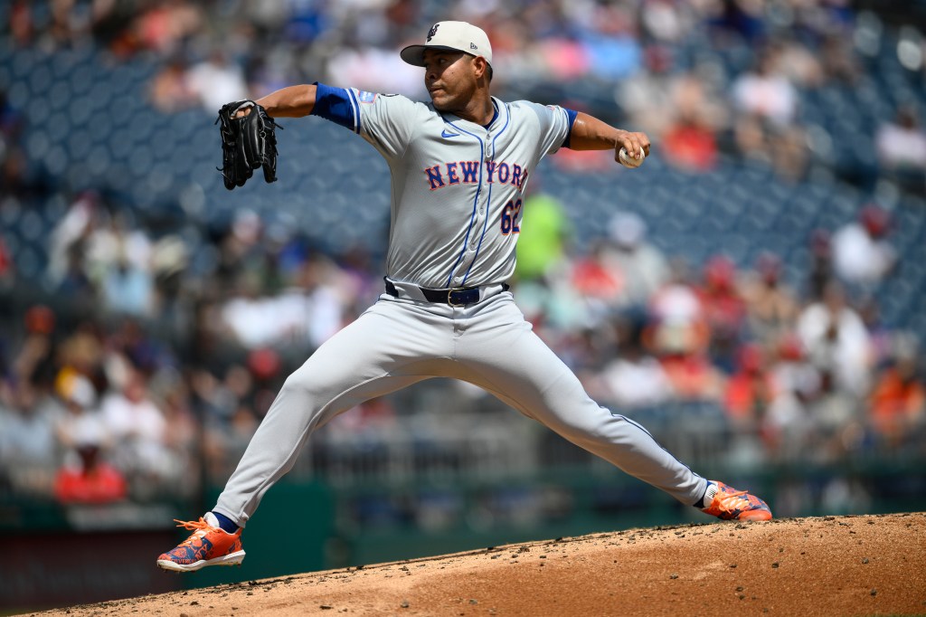 Mets starting pitcher Jose Quintana (62) throws during the second inning 