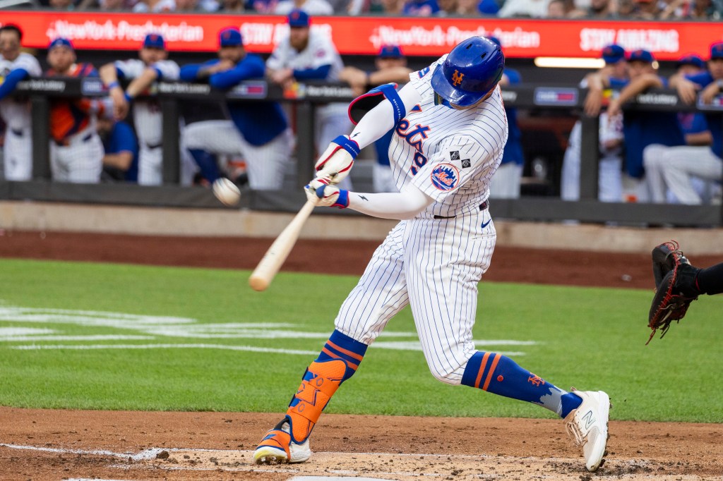 Brandon Nimmo belts a three-run homer in the second inning of the Mets' victory.