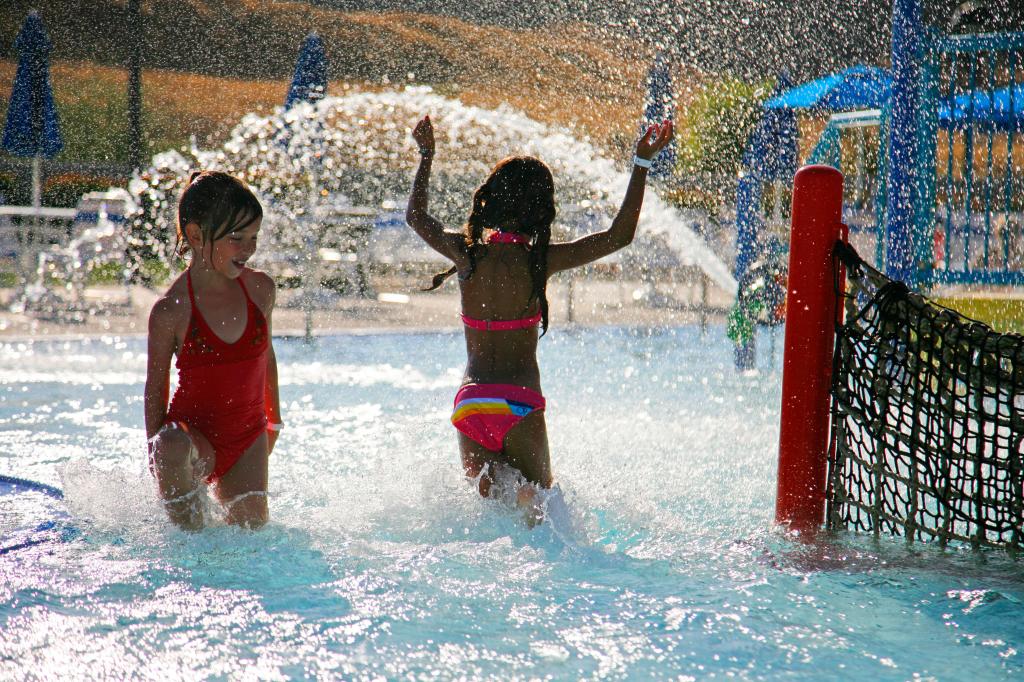 B7TBJM girl playing in public pool meneffe valley riverside county california. Image shot 2009. Exact date unknown.