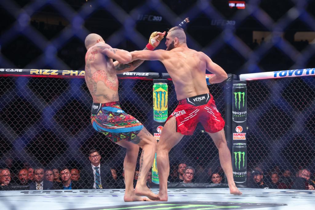 Alex Pereira (red) of Brazil against Jiri Prochazka of the Czech Republic in the UFC light heavyweight championship fight during the UFC 303 event at T-Mobile Arena on June 29, 2024 in Las Vegas, Nevada.