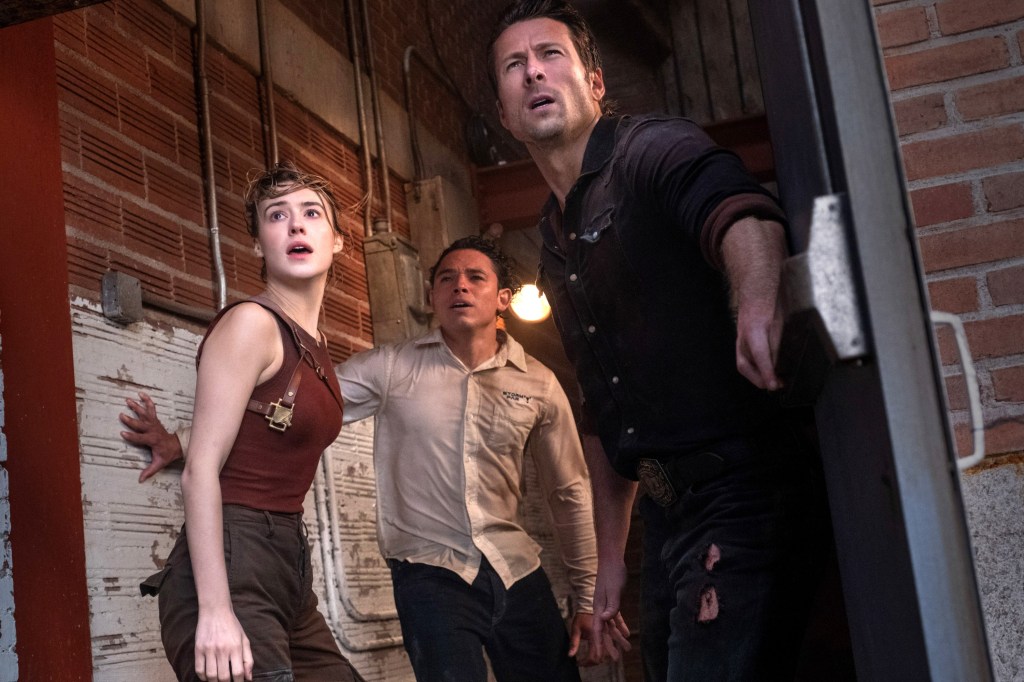 Daisy-Edgar Jones, Anthony Ramos and Glen Powell looking afraid 