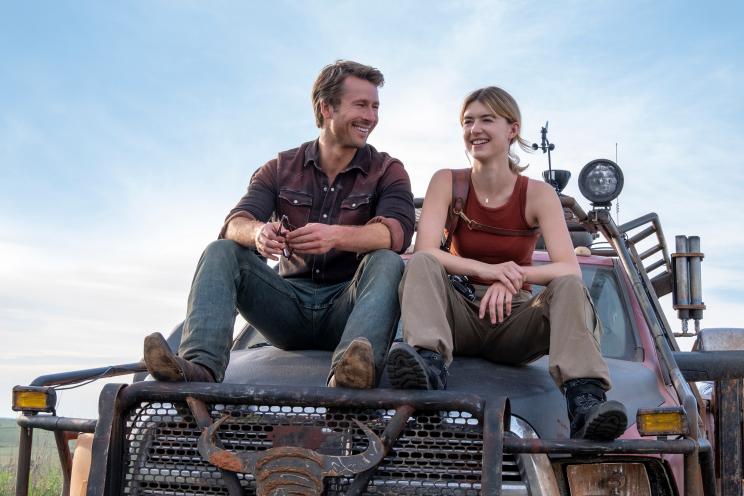 Daisy Edgar-Jones as Kate Cooper and Glen Powell as Tyler Owens in "Twisters" (2024).