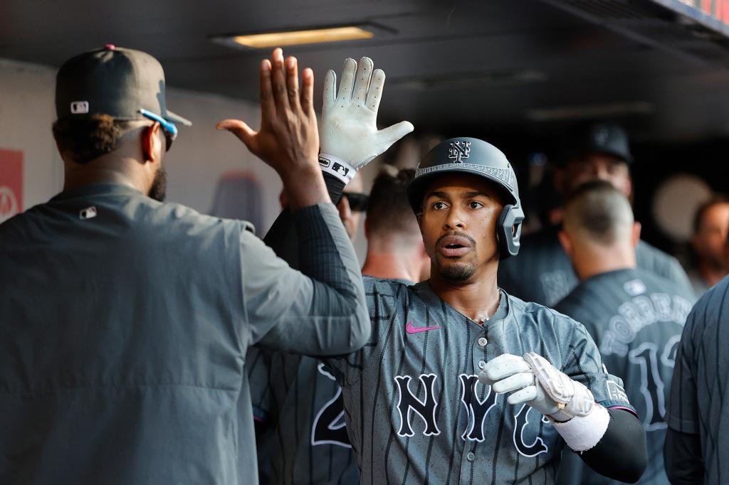 Francisco Lindor helped the Mets win their fifth consecutive game Saturday.