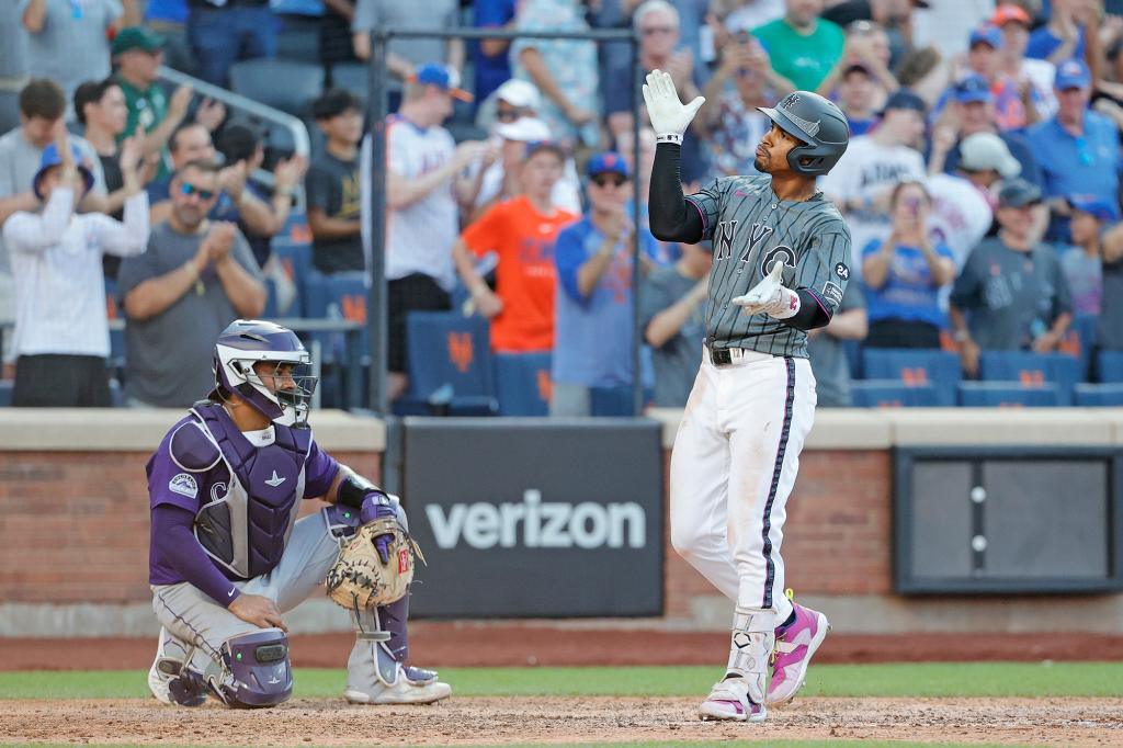 Francisco Lindor celebrates after his home run for the Mets on Saturday.