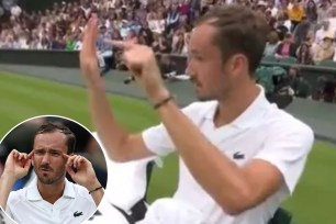 Daniil Medvedev forgets score at Wimbledon.