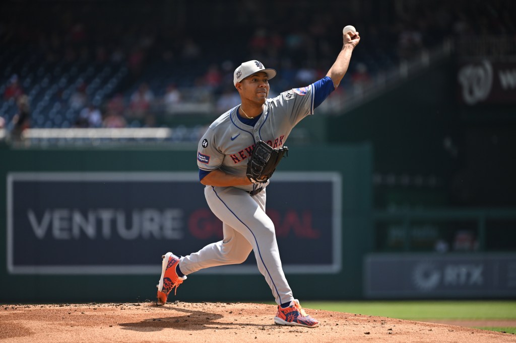 Jose Quintana (62) throws a pitch against the Washington Nationals