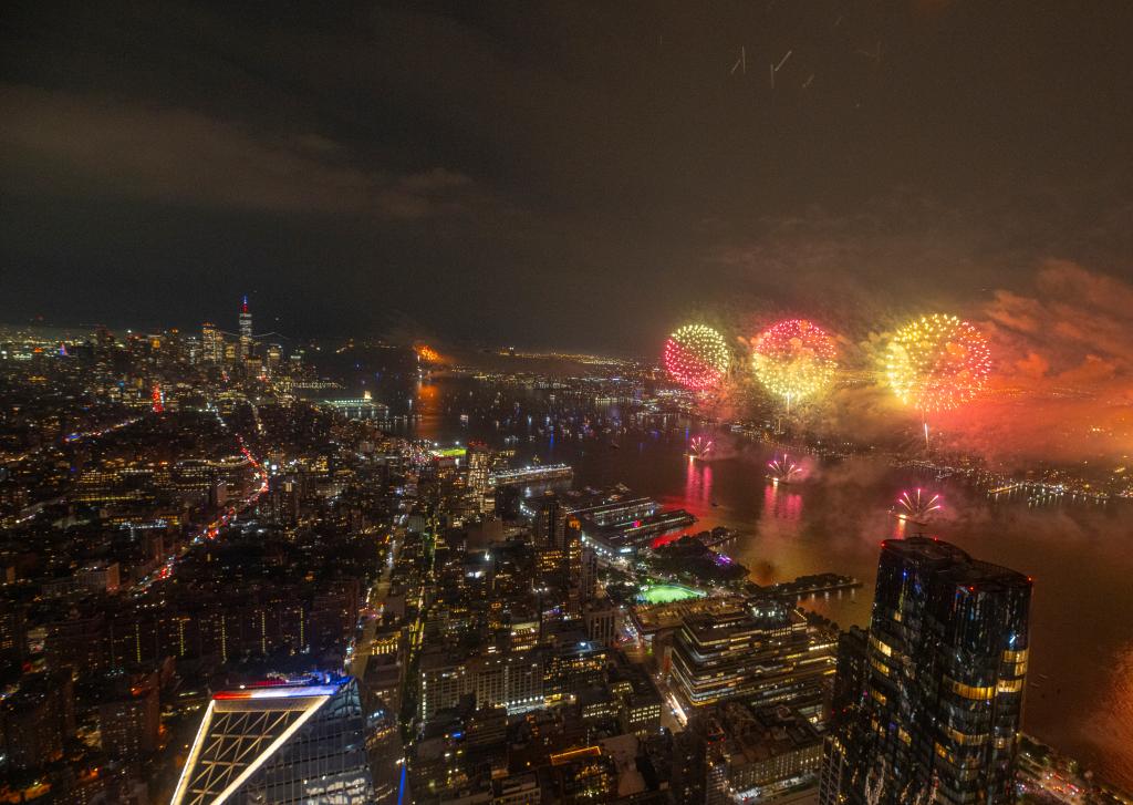 Fireworks are shot off from the middle of the Hudson River during the 48th annual Macy's 4th of July Fireworks show in NYC.