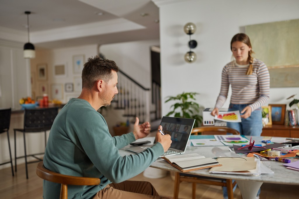 Man and girl testing our HP printer with a laptop in a kitchen