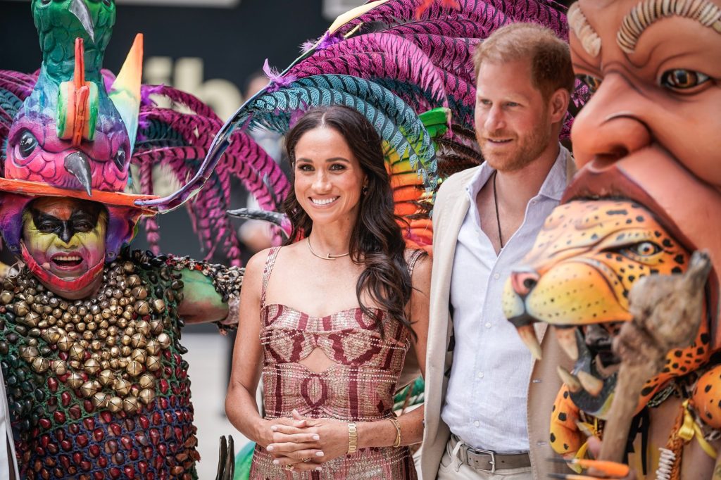 Meghan, Duchess of Sussex and Prince Harry, Duke of Sussex posing for a photo with a group of people at Centro Nacional de las Artes Delia Zapata during their visit to Bogota, Colombia.