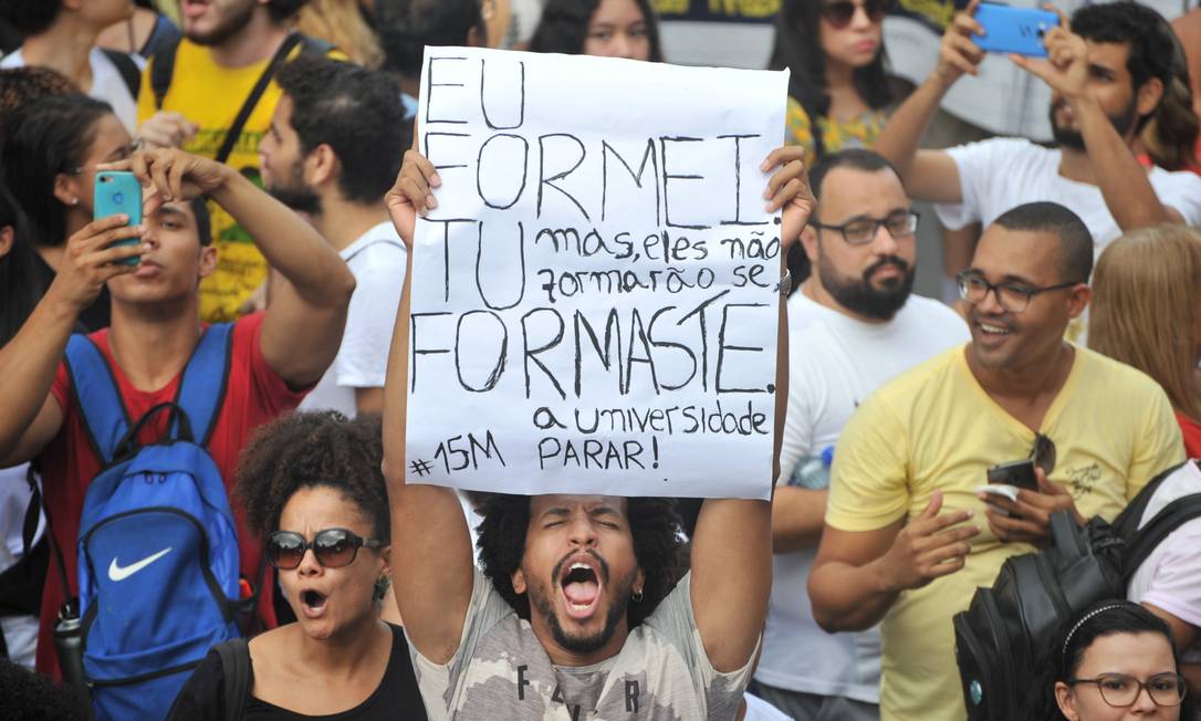 Manifestação em defesa da educação pública em Salvador (BA); a maioria dos alunos de graduação das universidades federais brasileiras é negra, vem de família com renda per capita de até um salário mínimo e meio, estudou em escola pública, e tem pais que não fizeram faculdade Foto: Felipe Iruatã / Zimel Press / Agência O Globo