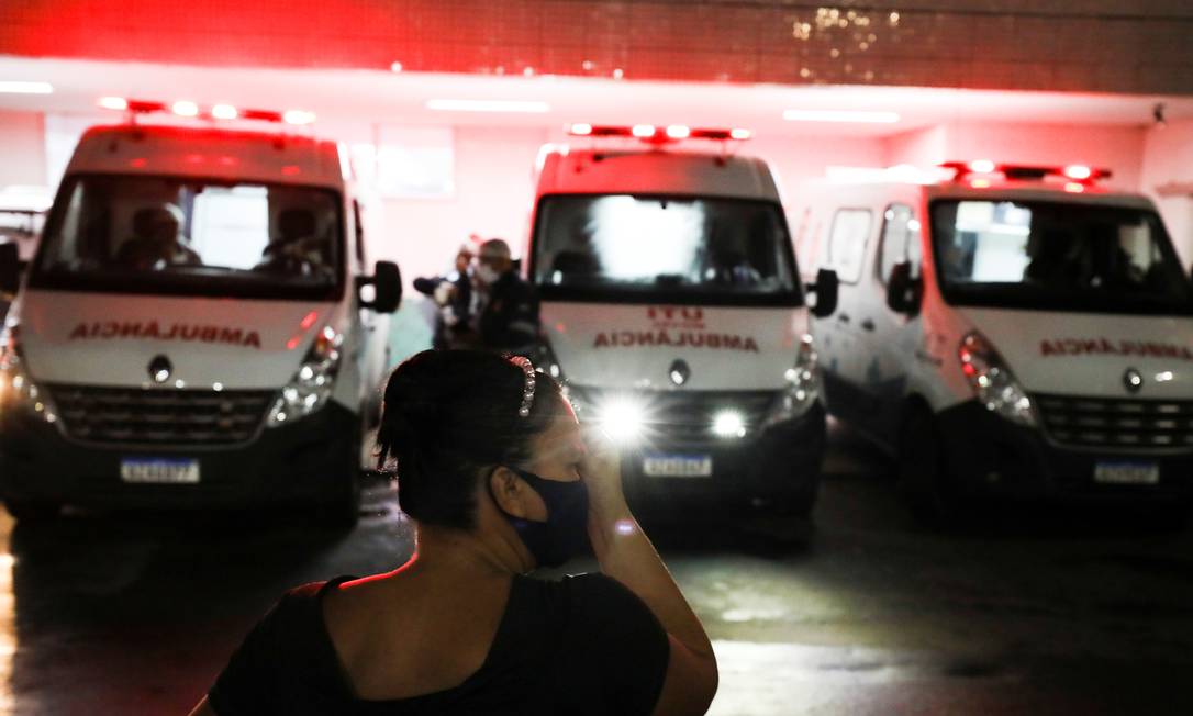 Priscila Carvalho, 31, reacts outside the 28 de Agosto hospital where her father is hospitalized, amid the coronavirus disease (COVID-19) outbreak in Manaus, Brazil, January 14, 2021. REUTERS/Bruno Kelly Foto: BRUNO KELLY / REUTERS