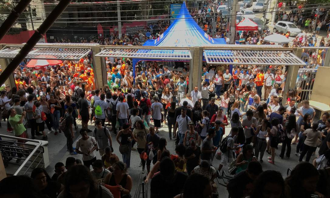 Abertura dos portões do Enem 2019, em São Paulo: educadores e especialistas acham que estudantes de escolas públicas podem ser prejudicados neste ano Foto: Edilson Dantas / Agência O Globo