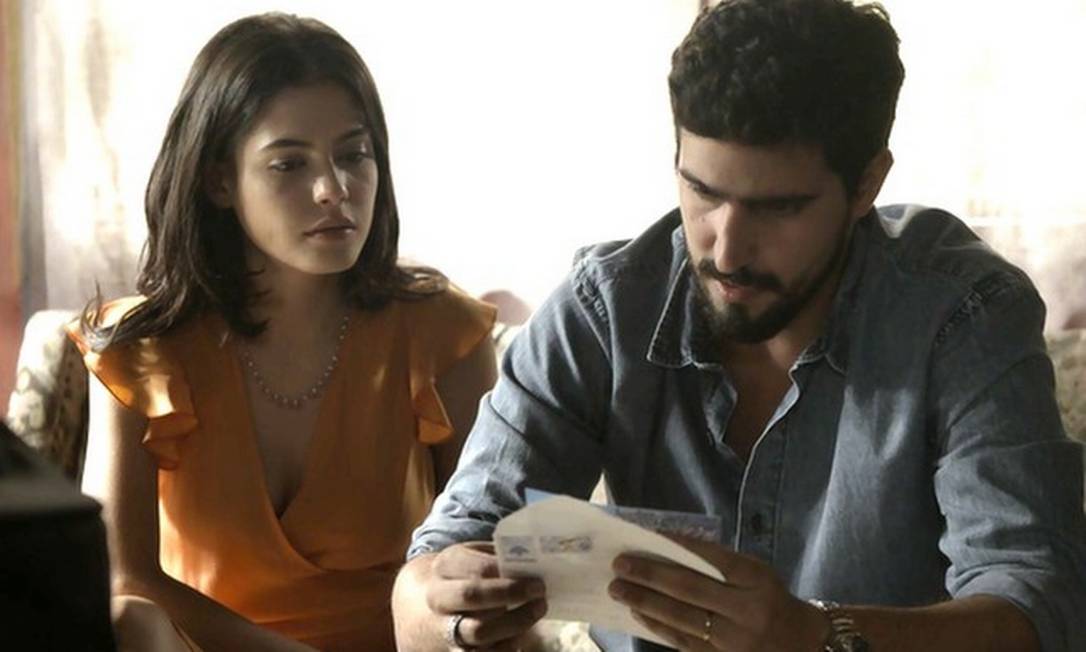 Julia Dalavia e Renato Góes em 'Órfãos da terra' Foto: Reproduçãp