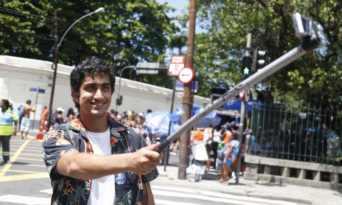 Os bastões de selfie vão ter de ficar em casa durante o Rock in Rio Foto: Ana Branco / Agência O Globo / arquivo