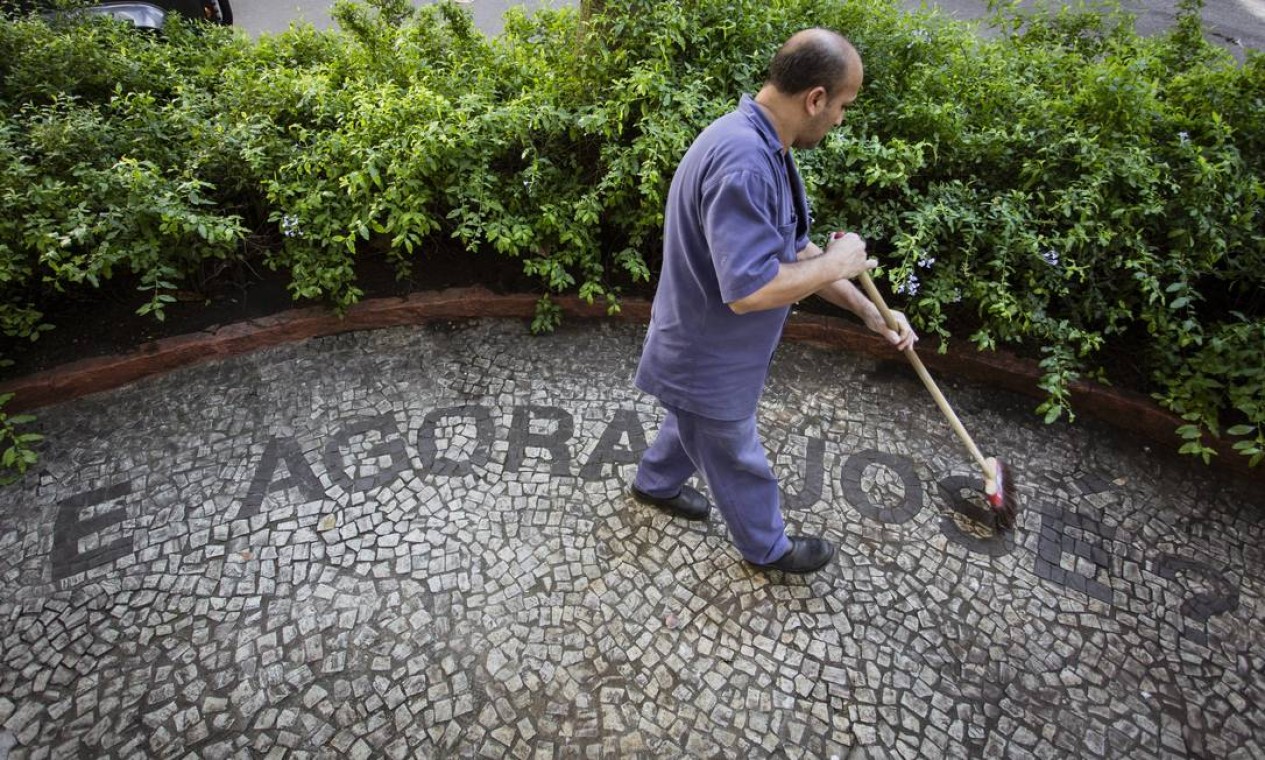 Os quatro cantos da esquina da Rainha Elizabeth com Conselheiro Lafaiete (onde Drummon viveu) têm versos do poeta encrustados nas pedras portuguesas. Foto: Fernando Lemos / Agência O Globo