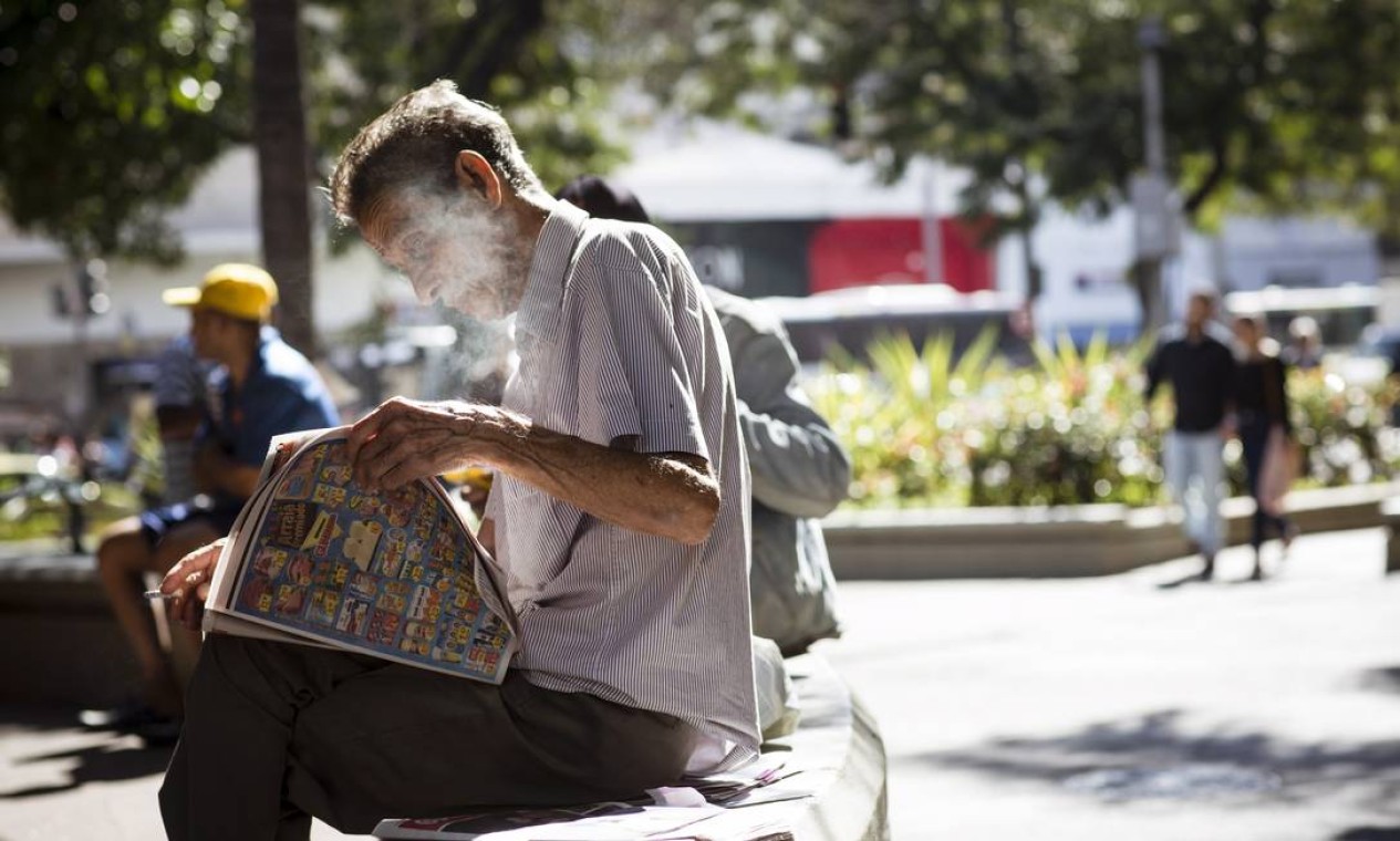 Aposentado lê o jornal na Praça Saens Peña: “Sou um suburbano. Acho que a vida é mais profunda depois da Praça Saens Peña", afirmava Nelson Rodrigues. Foto: Fernando Lemos / Agência O Globo