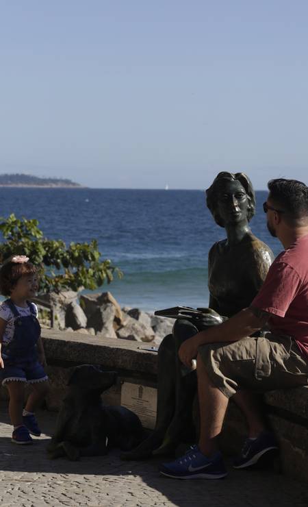 Clarice Lispector foi eternizada ao lado de seu cachorro, Ulisses, no Caminho dos Pescadores, no Leme, bairro onde viveu por 18 anos. Foto: Gustavo Miranda / Agência O Globo